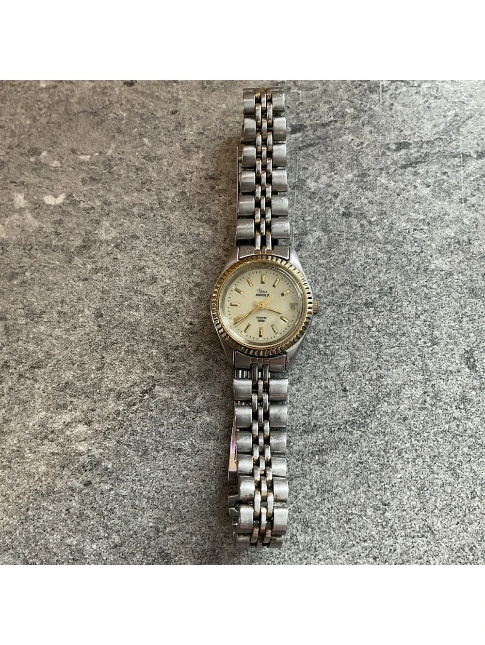 Vintage Timex Womens Watch 25mm Two Tone Case & Band W/Fluted Bezel BZ